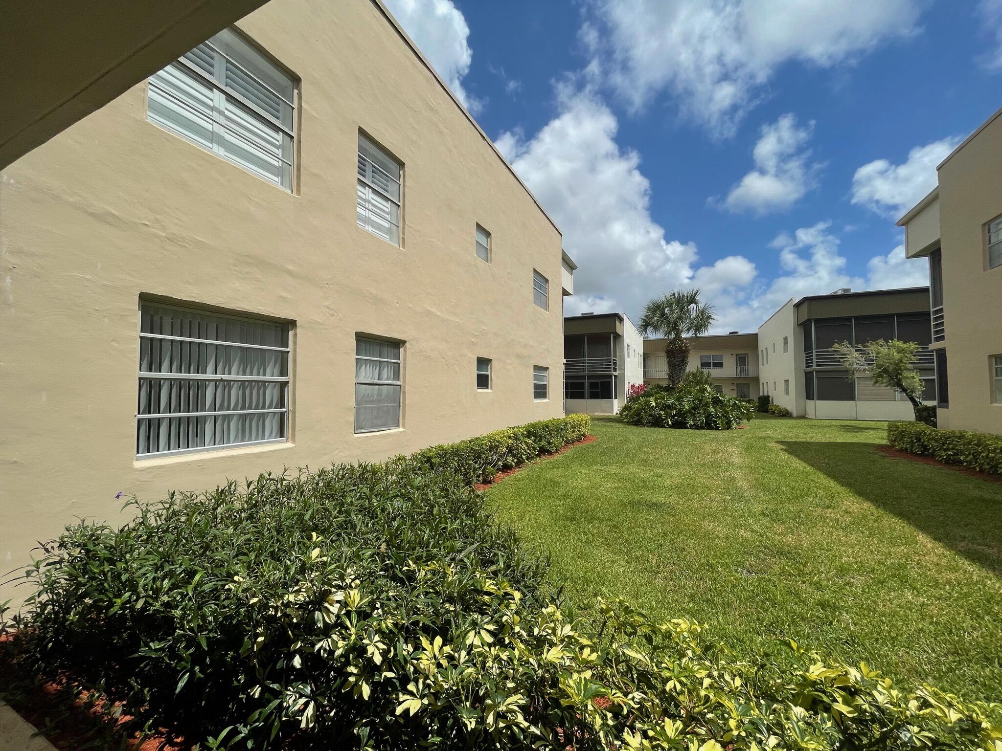 116 Burgundy B Delray Beach, FL 33484 - Photo 3 of 31 Side View