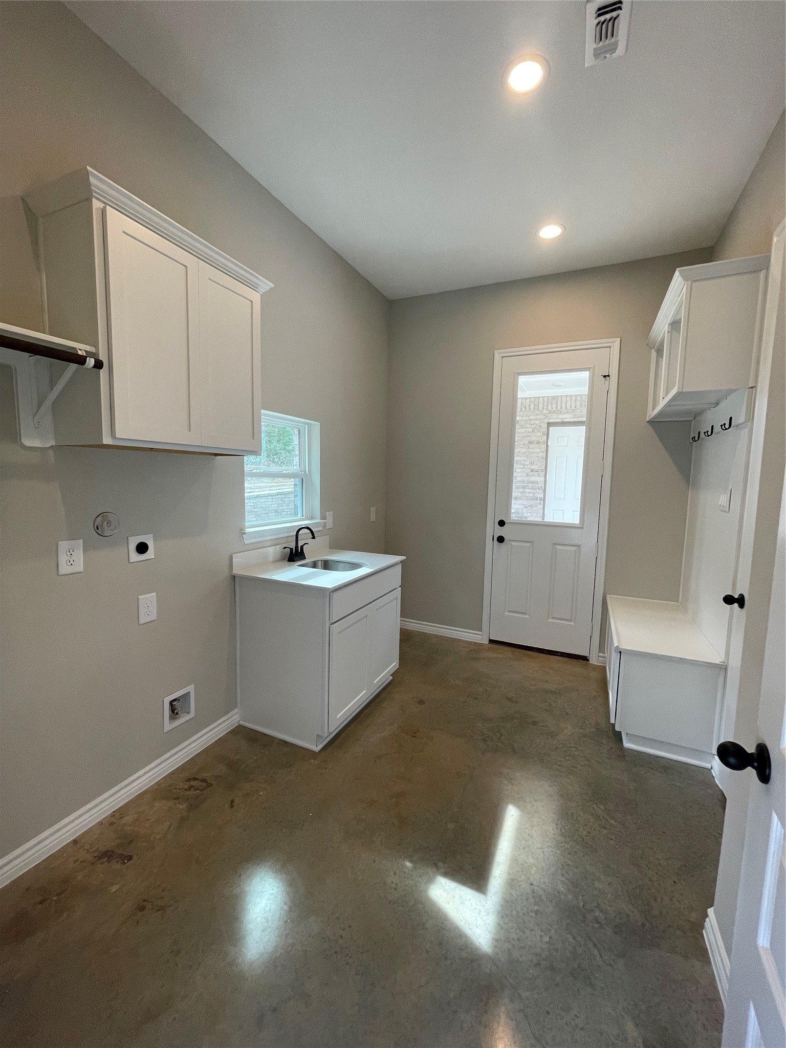 236 Dipping Vat Road Huntsville, TX 77340 - Photo 14 of 50 a view of room with window and cabinet