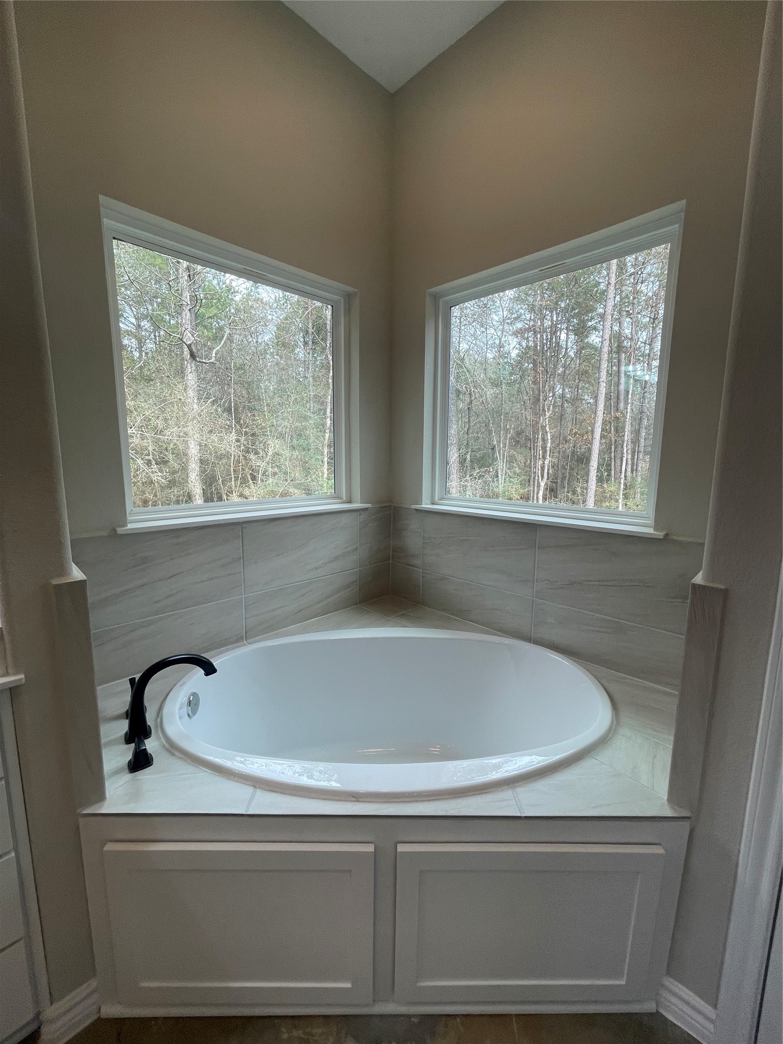 236 Dipping Vat Road Huntsville, TX 77340 - Photo 29 of 50 a bathroom with bathtub and window