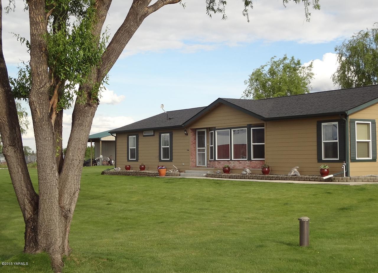 231 Rodgers Road Yakima, WA 98908 - Photo 1 of 29 a front view of a house with garden