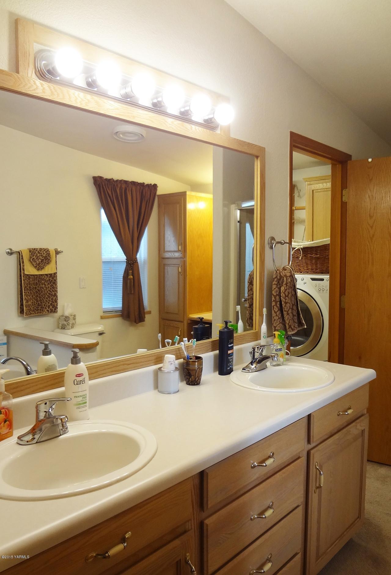 231 Rodgers Road Yakima, WA 98908 - Photo 12 of 29 a bathroom with a double vanity sink and a mirror