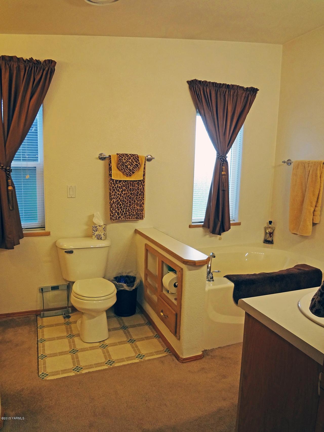 231 Rodgers Road Yakima, WA 98908 - Photo 13 of 29 a bathroom with a toilet sink and mirror