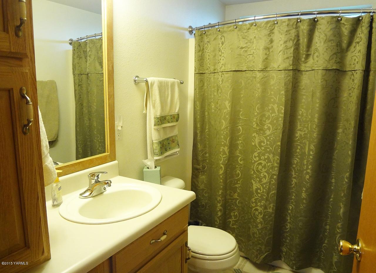 231 Rodgers Road Yakima, WA 98908 - Photo 14 of 29 a bathroom with a sink a toilet a mirror and shower