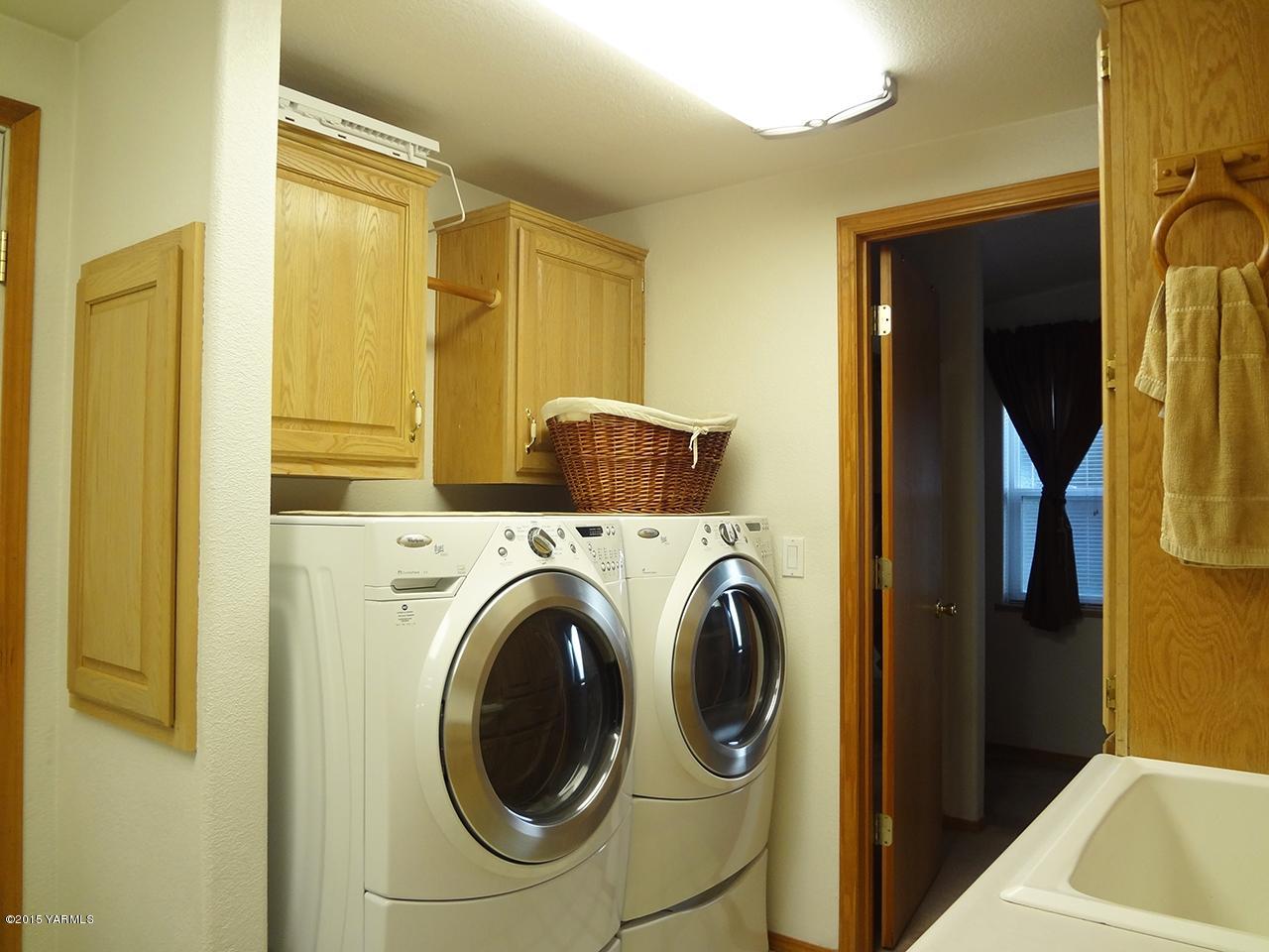 231 Rodgers Road Yakima, WA 98908 - Photo 16 of 29 a utility room with dryer and washer