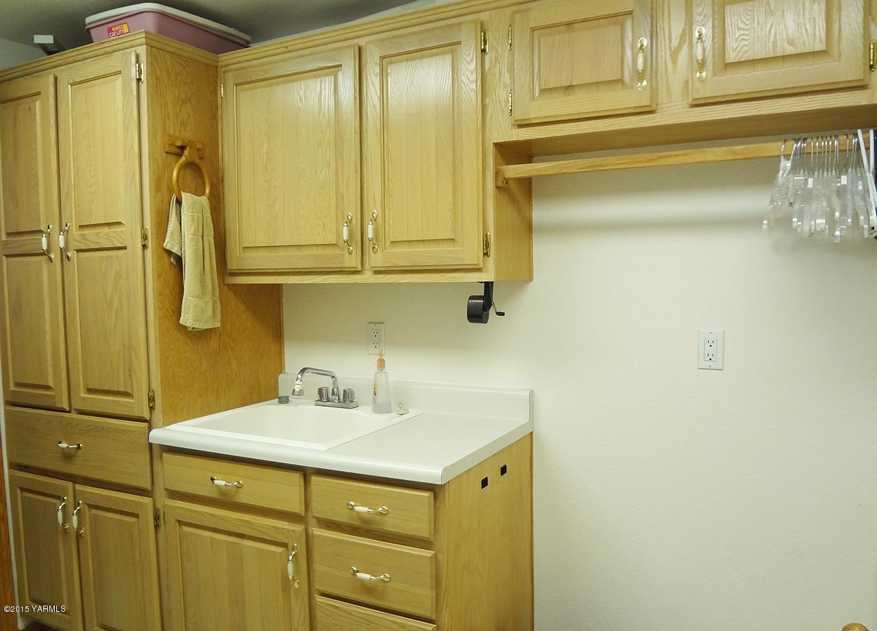 231 Rodgers Road Yakima, WA 98908 - Photo 17 of 29 a bathroom with a sink and a mirror
