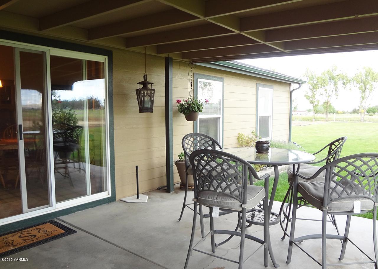 231 Rodgers Road Yakima, WA 98908 - Photo 18 of 29 a dining room with furniture and front door