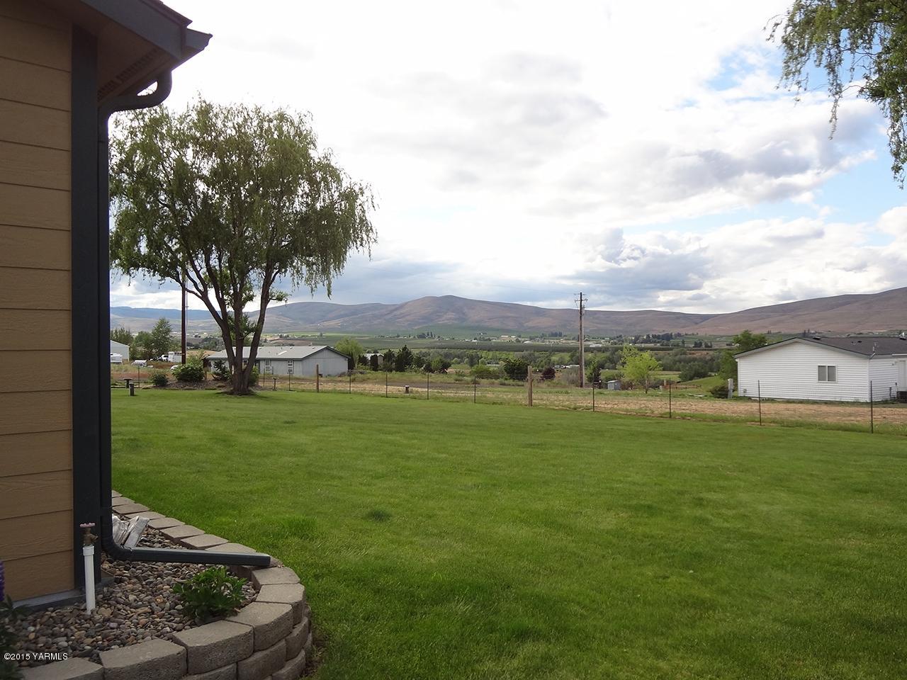 231 Rodgers Road Yakima, WA 98908 - Photo 20 of 29 a view of a green field with plants and a trees
