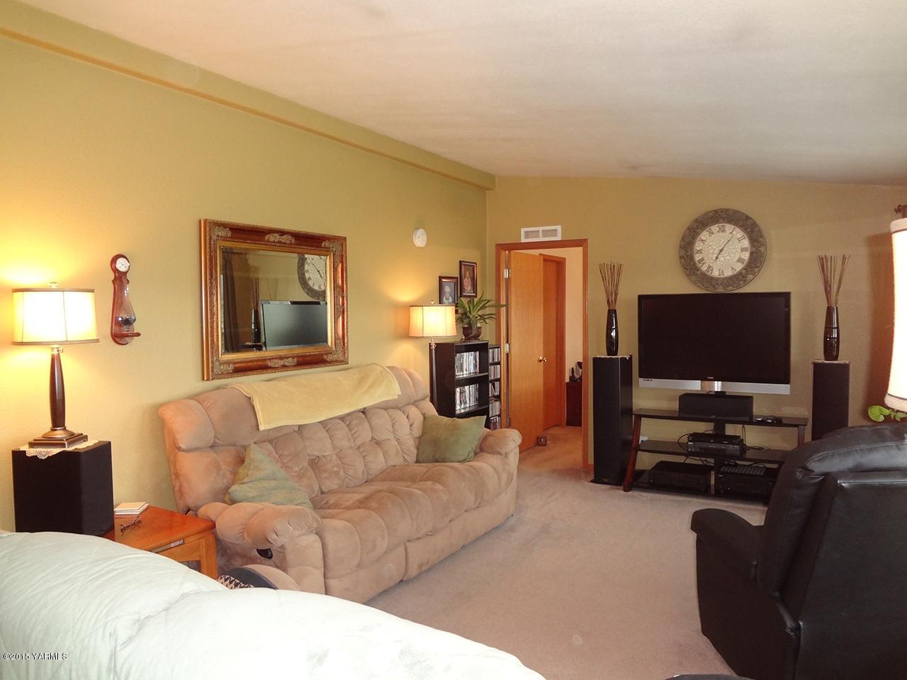 231 Rodgers Road Yakima, WA 98908 - Photo 3 of 29 a living room with furniture and a flat screen tv