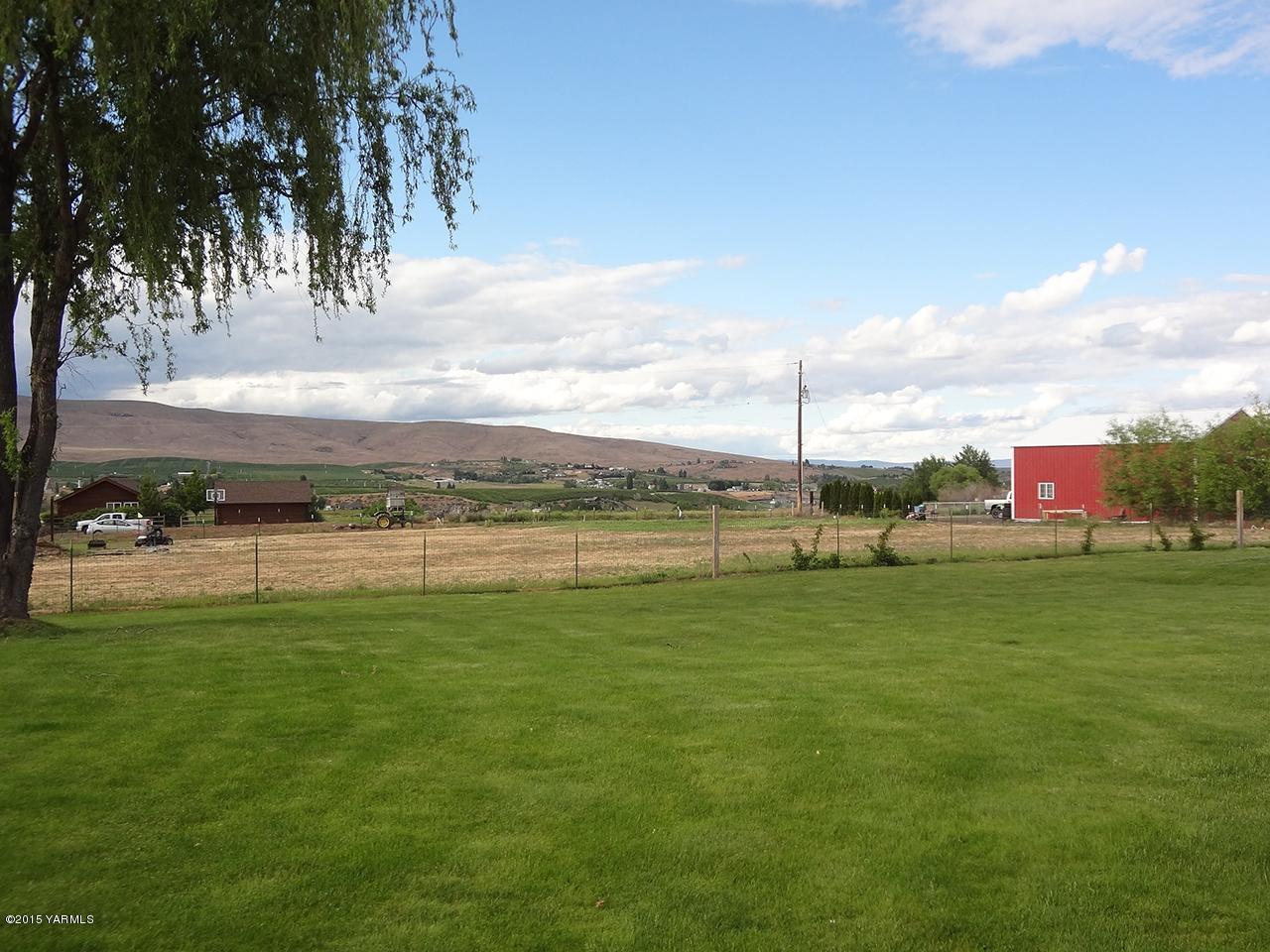 231 Rodgers Road Yakima, WA 98908 - Photo 21 of 29 a view of a field with an trees