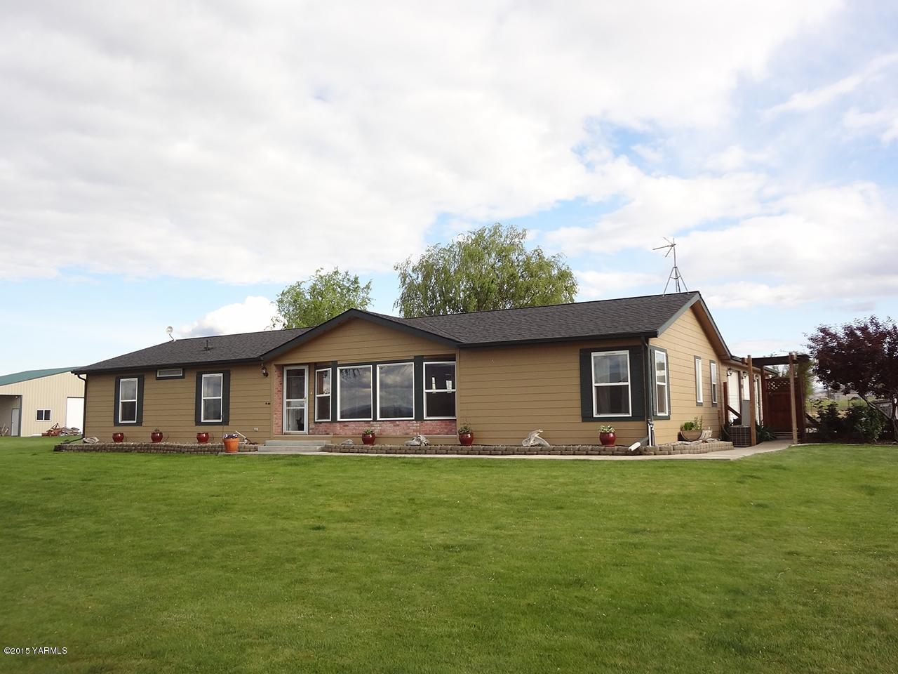 231 Rodgers Road Yakima, WA 98908 - Photo 24 of 29 a front view of a house with a yard table and chairs