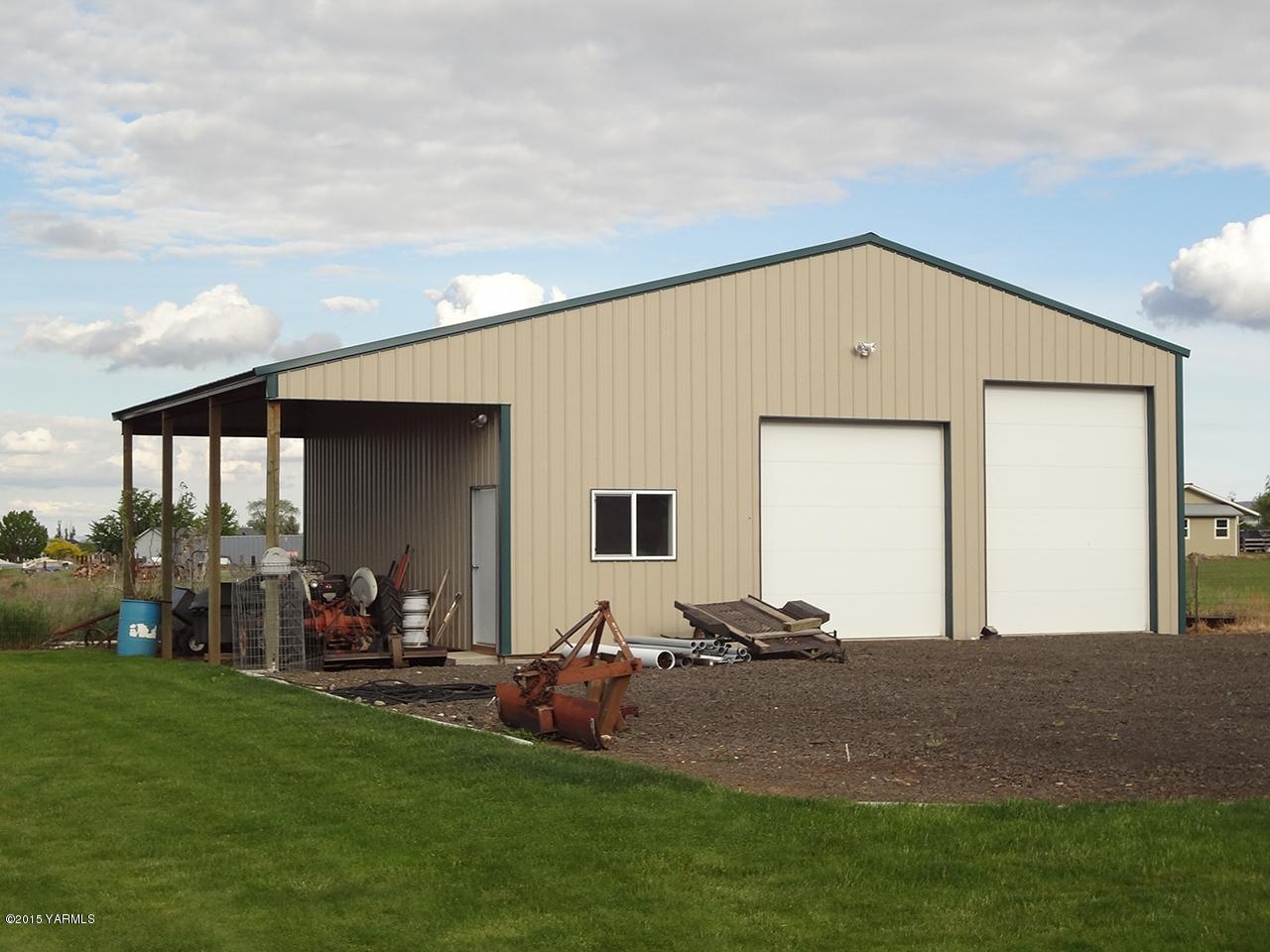 231 Rodgers Road Yakima, WA 98908 - Photo 25 of 29 a backyard of a house with table and chairs