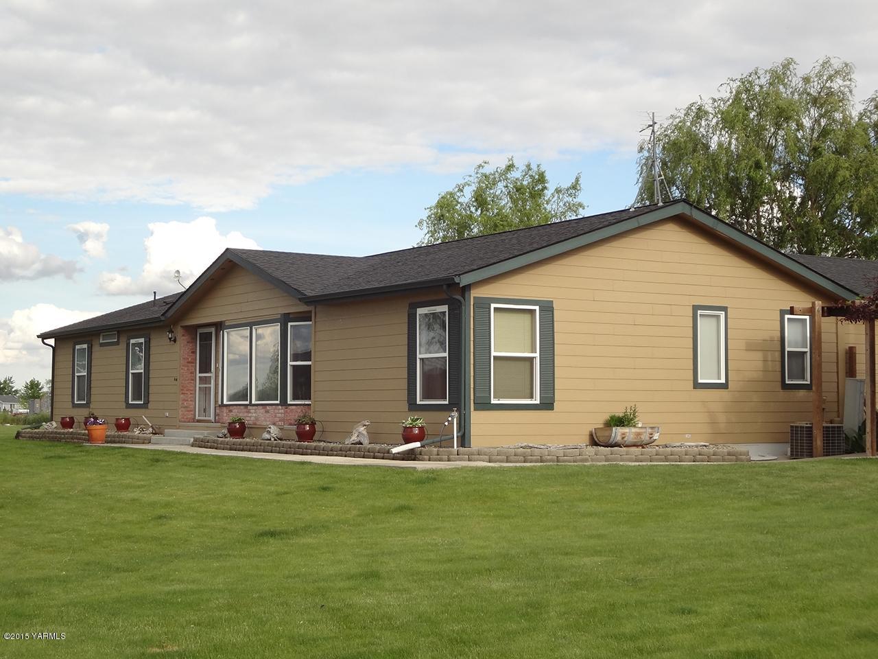 231 Rodgers Road Yakima, WA 98908 - Photo 29 of 29 a front view of house with yard and green space