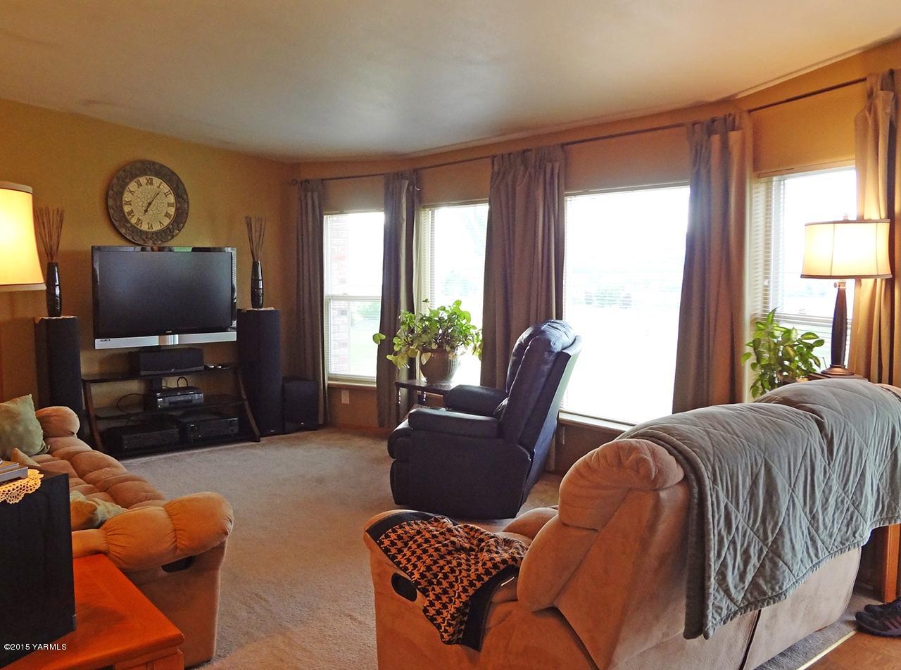 231 Rodgers Road Yakima, WA 98908 - Photo 4 of 29 a living room with furniture a window and a flat screen tv