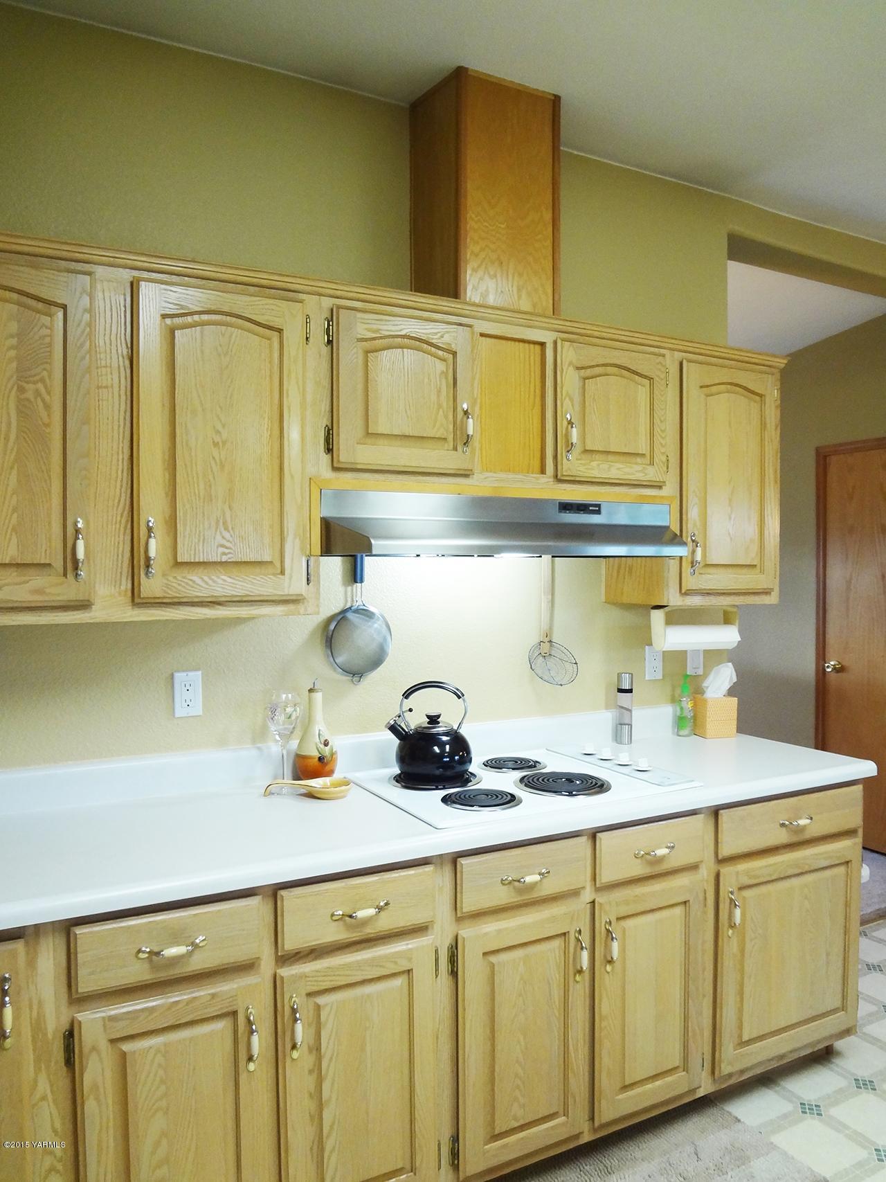 231 Rodgers Road Yakima, WA 98908 - Photo 6 of 29 a kitchen with stainless steel appliances granite countertop a sink and cabinets