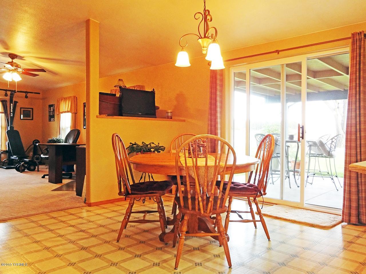 231 Rodgers Road Yakima, WA 98908 - Photo 8 of 29 a view of a patio with table and chairs