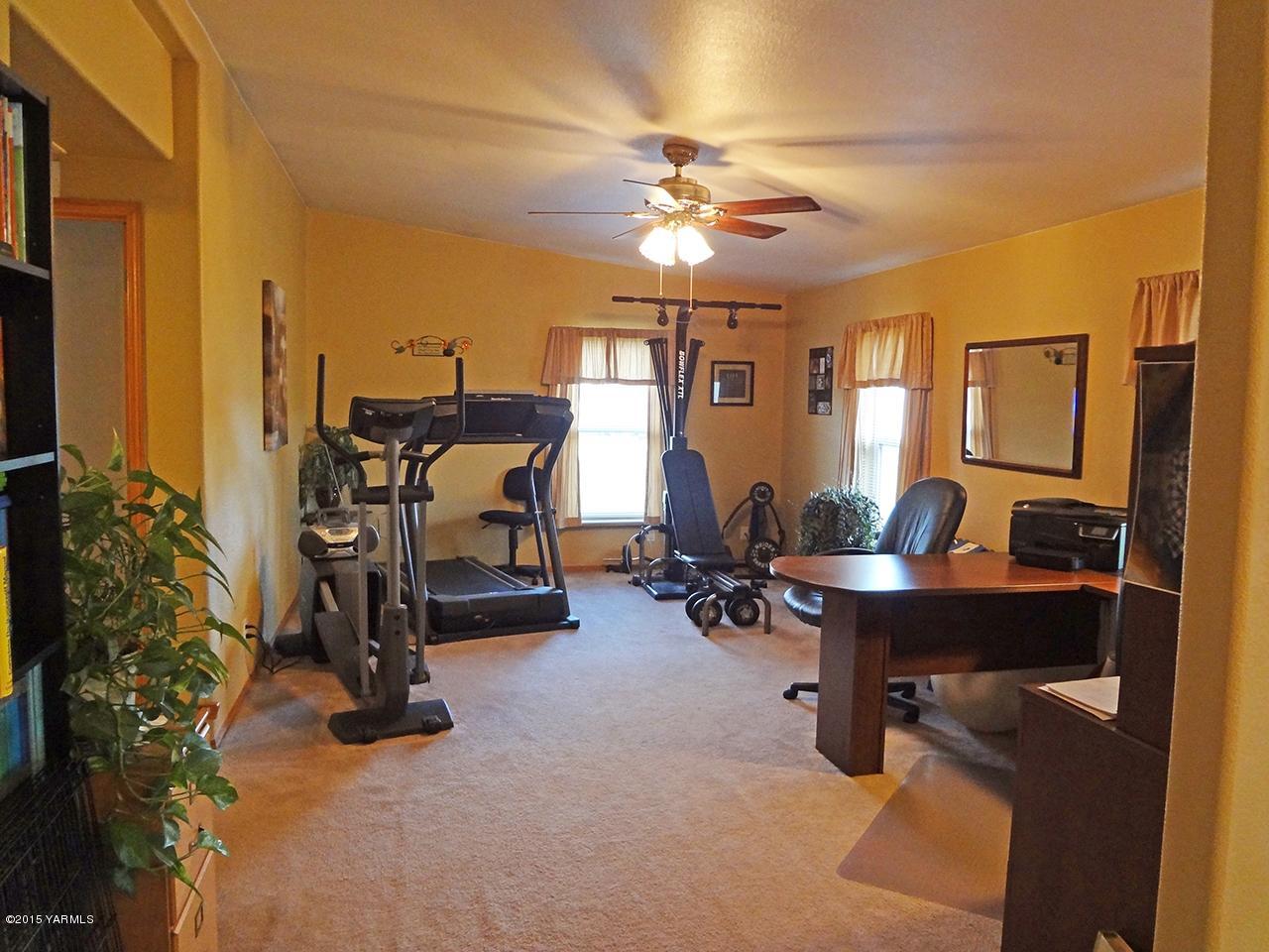 231 Rodgers Road Yakima, WA 98908 - Photo 9 of 29 a view of a livingroom with workspace and a window