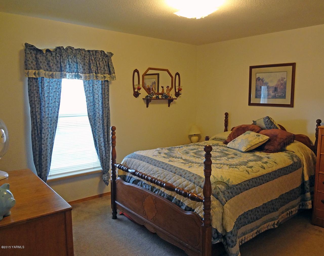231 Rodgers Road Yakima, WA 98908 - Photo 10 of 29 a bed sitting in a bedroom next to a window