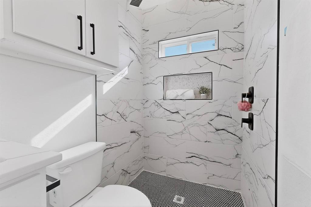 4464 Key Ranch Road Trinidad, TX 75163 - Photo 29 of 40 Full bath featuring a marble finish shower and vanity