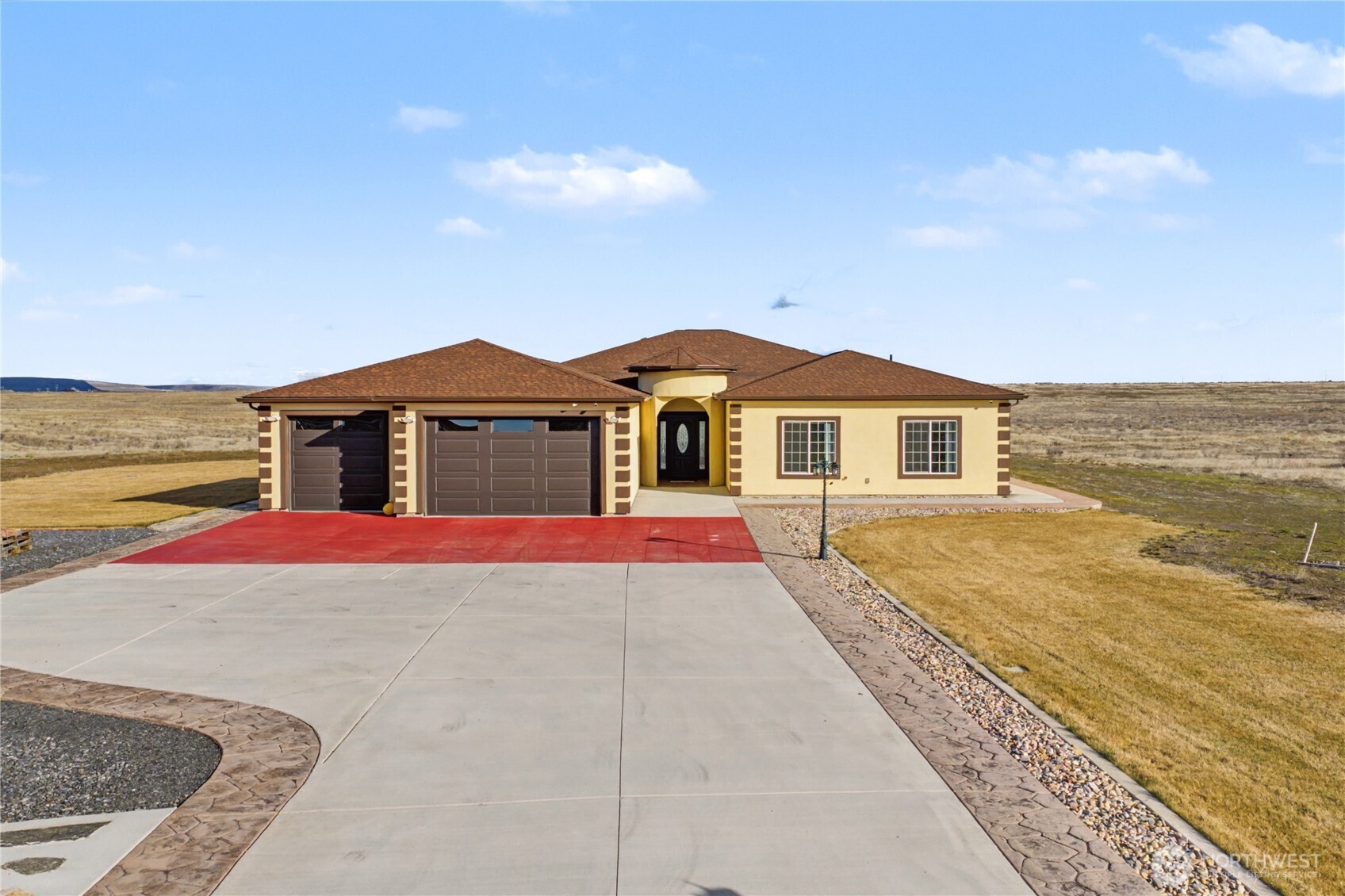 21347 Rd D.5 Soap Lake, WA 98851 - Photo 2 of 40 a front view of a house with a yard and ocean view
