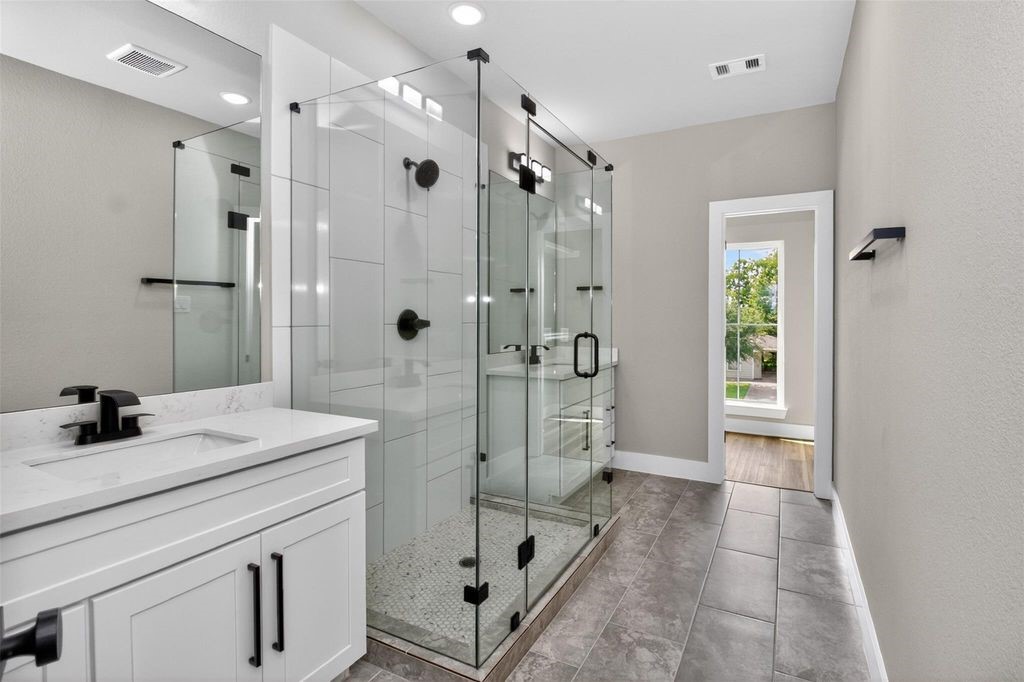 4217 Mallow Street, Unit B Houston, TX 77051 - Photo 5 of 15 Primary bathroom