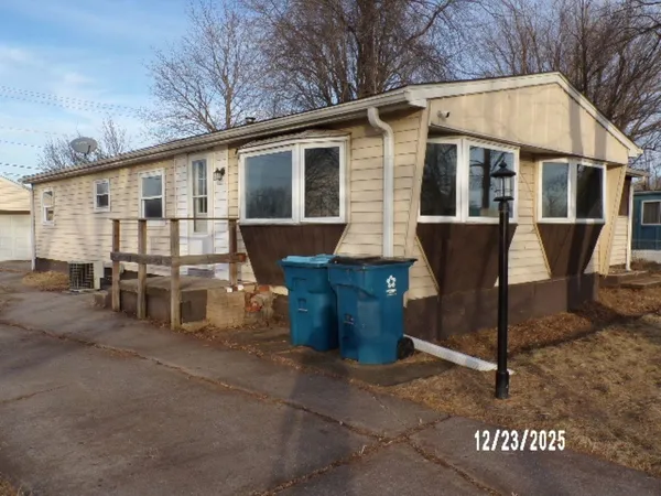 a view of a house with backyard