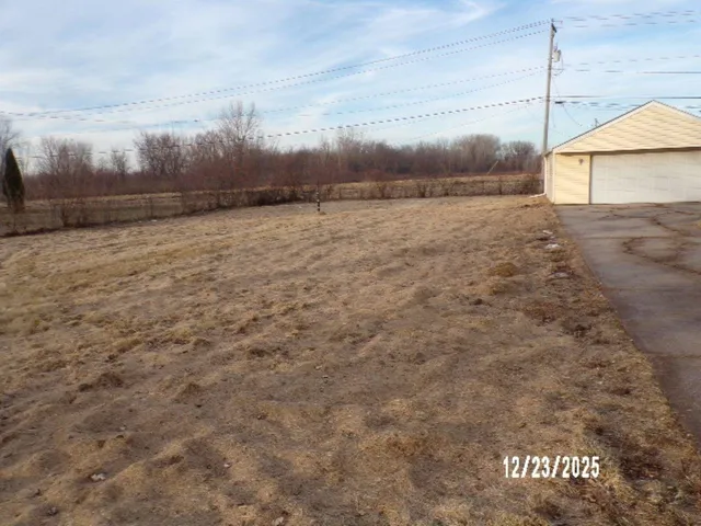 a view of a dry yard
