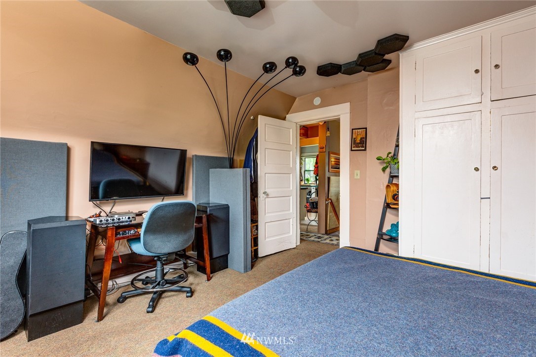 1717 Monroe Street Bellingham, WA 98225 - Photo 26 of 37 a workspace with furniture and a window