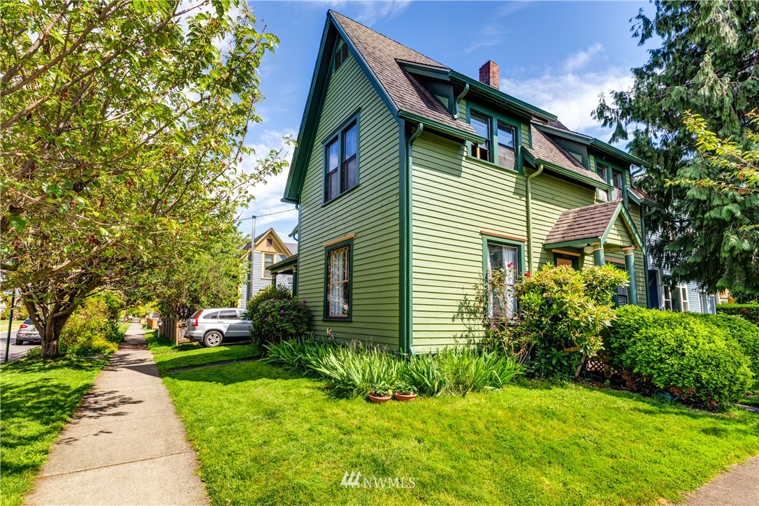 1717 Monroe Street Bellingham, WA 98225 - Photo 36 of 37 a front view of house with yard and green space