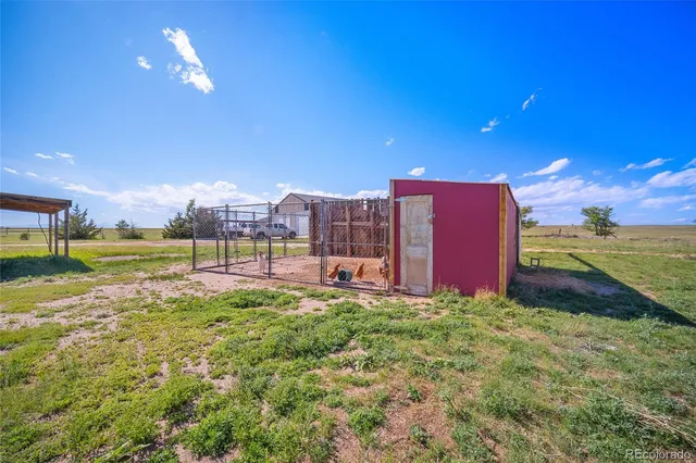 a view of a back yard