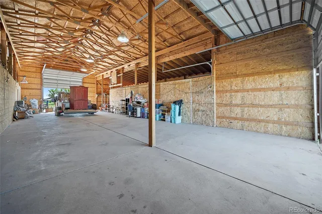 a view of a big room with closet