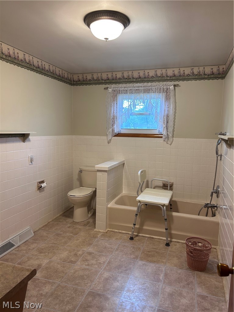 8300 Bear Road Southeast Amsterdam, OH 43903 - Photo 23 of 38 Full Bathroom on Main Floor