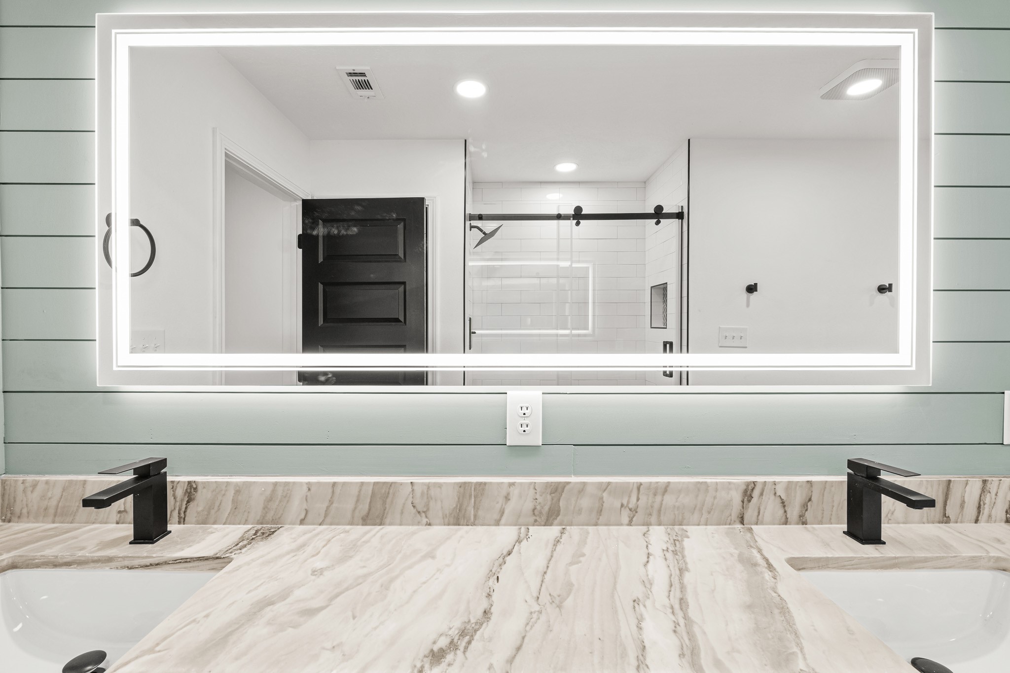 90 Cool Crest Point Blank, TX 77364 - Photo 18 of 40 a bathroom with a sink and a mirror