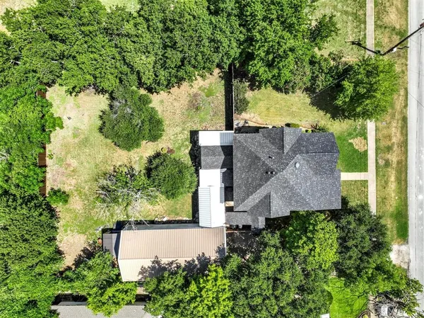 a view of a house with backyard and a tree