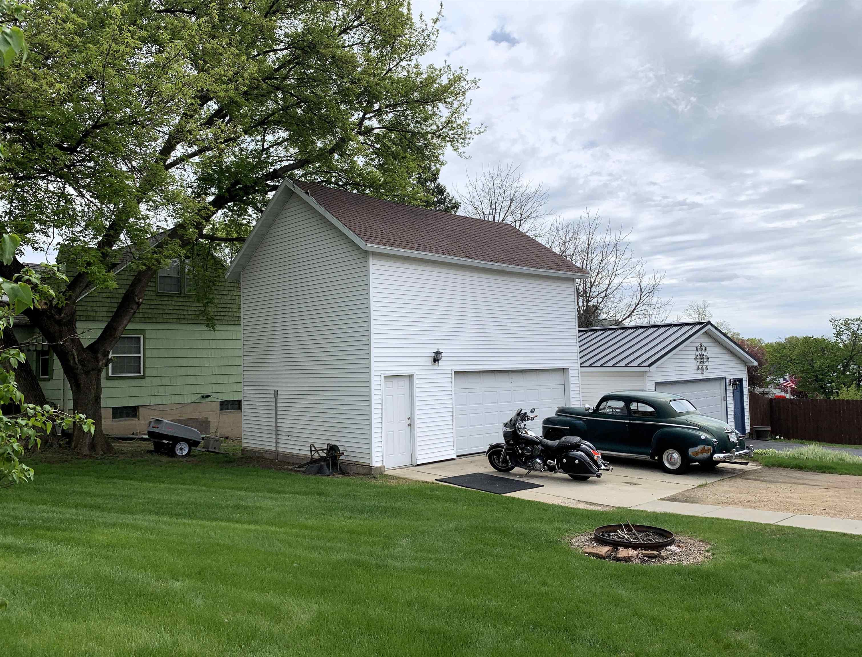 656 West James Street Columbus, WI 53925 - Photo 12 of 88