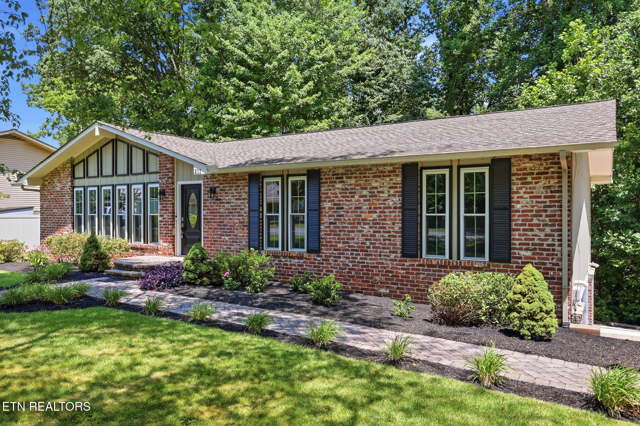 211 Connors Circle Oak Ridge, TN 37830 - Photo 6 of 56 6-web-or-mls-3F1A8606