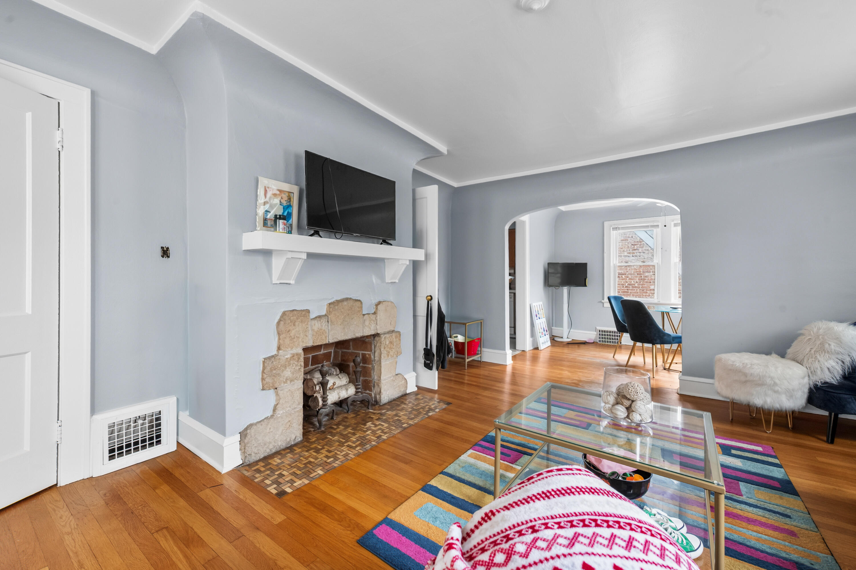 1554 East Hampton Road Whitefish Bay, WI 53217 - Photo 23 of 42 Upper Unit Living Room