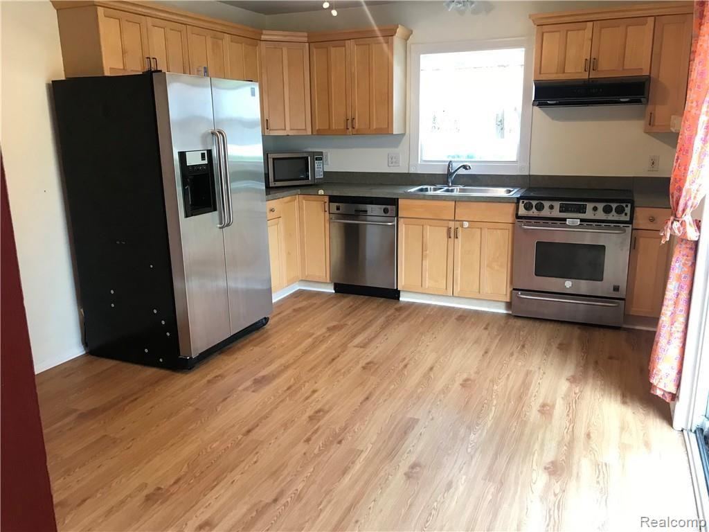 1217 Avon Manor Road Rochester Hills, MI 48307 - Photo 4 of 15