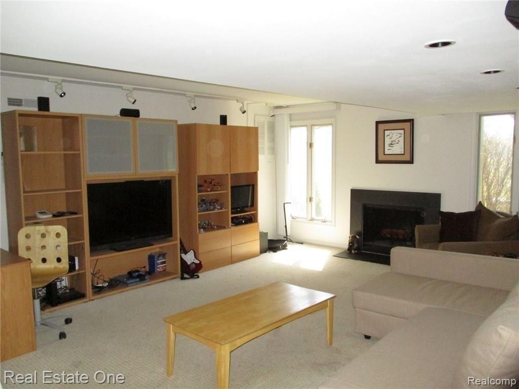 938 Golfview Court Rochester Hills, MI 48307 - Photo 34 of 44