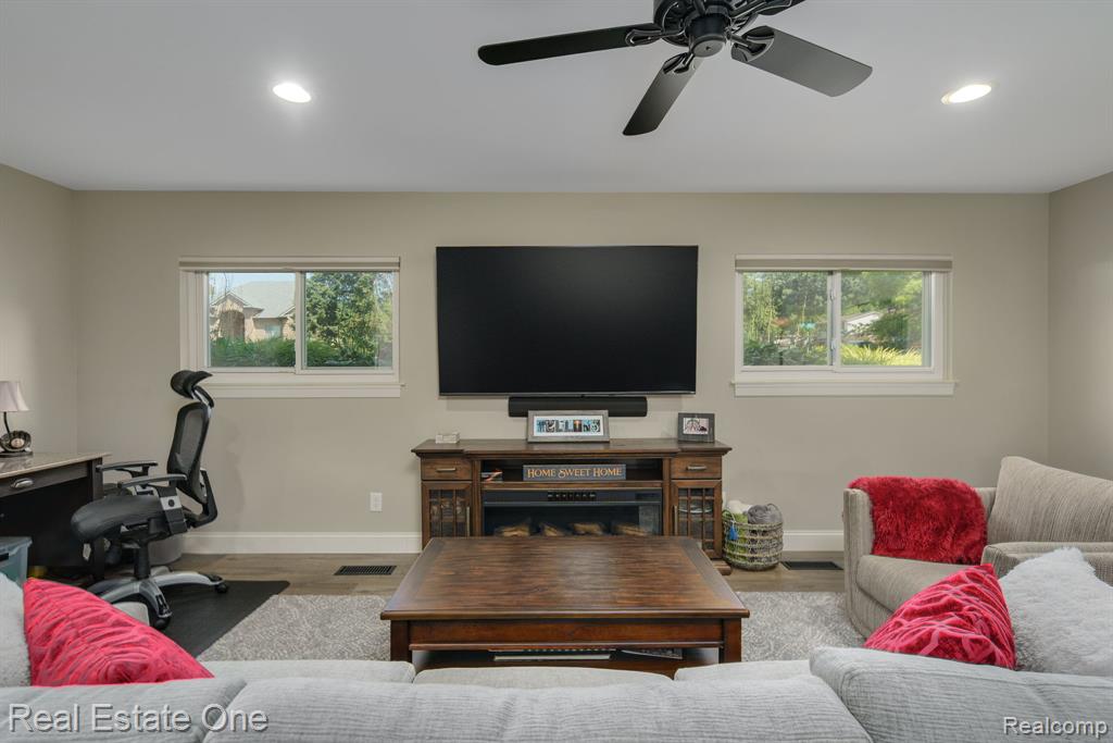9545 Crown Ridge Road White Lake, MI 48386 - Photo 31 of 40 Gallery Image 31