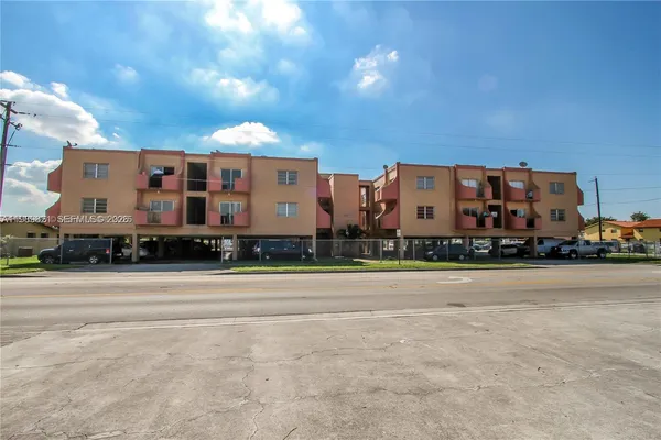 $2,100 | 3675 West 11th Avenue, Unit 320, Hialeah, FL 33012