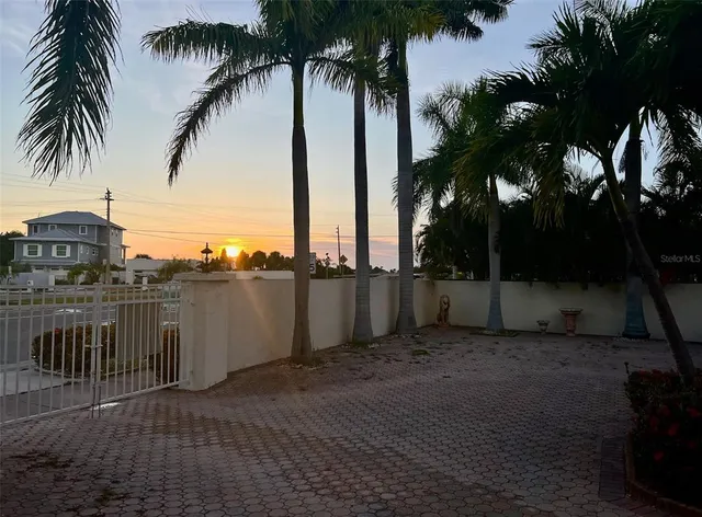 $1,295,000 | 236 North Boulevard Of The Presidents, Sarasota, FL 34236