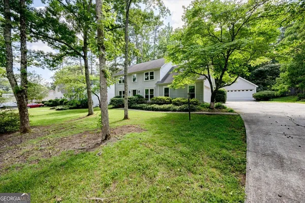 a view of a house with a yard