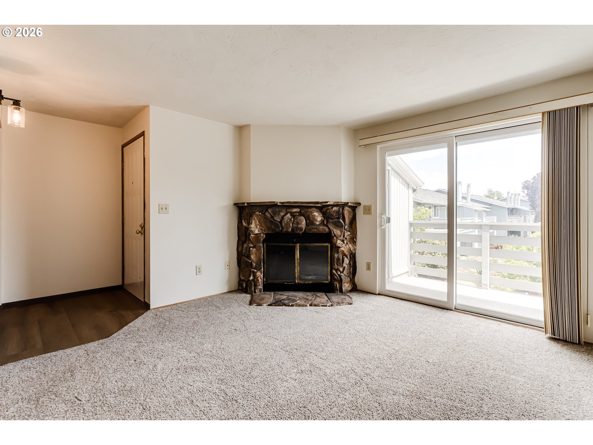 650 Harlow Road, Unit 256 Springfield, OR 97477 - Photo 4 of 32 Living Room/Entrance
