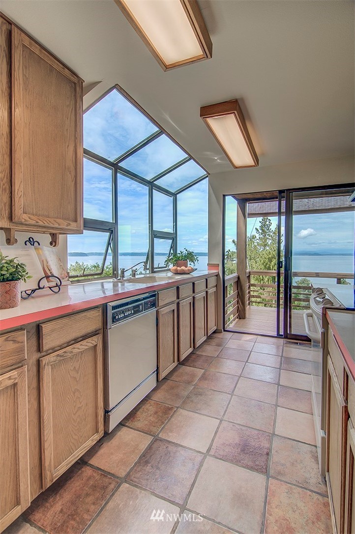 5221 Southwest Jacobsen Road Seattle, WA 98116 - Photo 12 of 25 Gallery Image 12