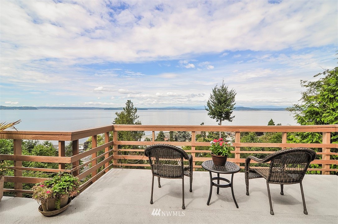 5221 Southwest Jacobsen Road Seattle, WA 98116 - Photo 5 of 25 Gallery Image 5