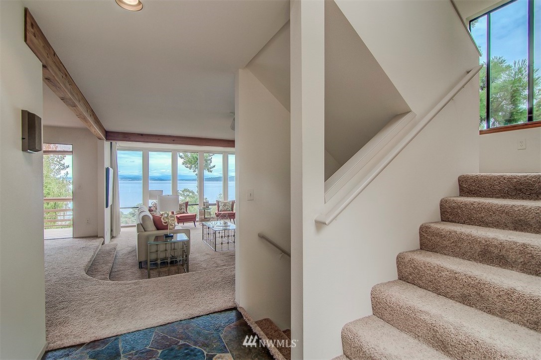 5221 Southwest Jacobsen Road Seattle, WA 98116 - Photo 6 of 25 Gallery Image 6