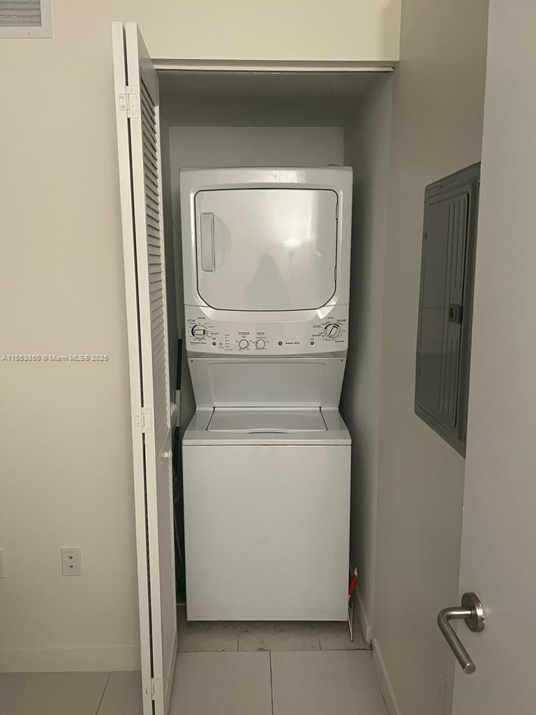 31 Southeast 6th Street, Unit 1606 Miami, FL 33131 - Photo 17 of 27 a utility room with dryer and washer
