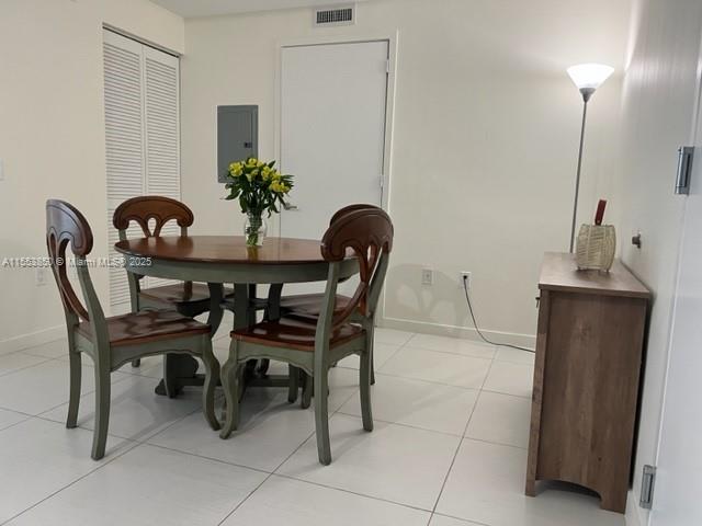 31 Southeast 6th Street, Unit 1606 Miami, FL 33131 - Photo 9 of 27 a dining room with furniture and potted plants