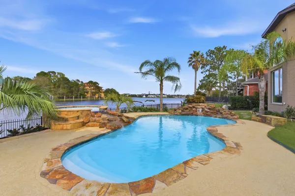 $2,990,000 | 27 Pleasure Cove Drive, The Woodlands, TX 77381