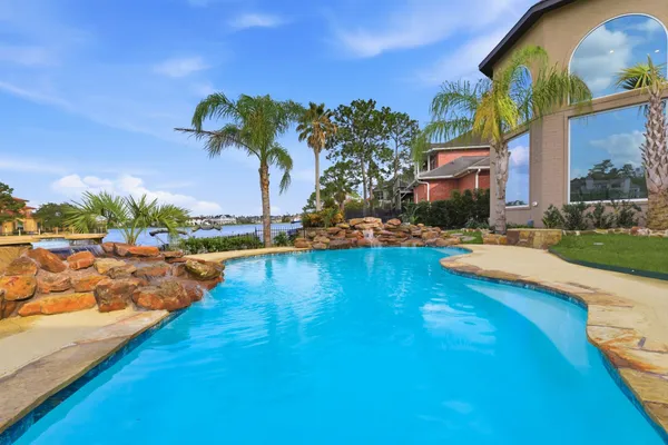 $2,990,000 | 27 Pleasure Cove Drive, The Woodlands, TX 77381